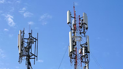 Tour de télécommunication de 4G et 5G cellulaire. KPhrom/Shutterstock